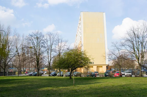 Poznan Polska Marca 2014 Zaparkowane Samochody Przed Blokiem Mieszkalnym Pogodny — Zdjęcie stockowe