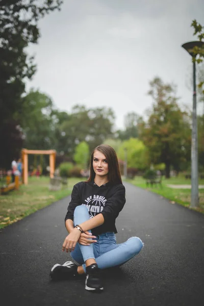 Uma Jovem Mulher Branca Atraente Vestindo Jeans Uma Camisa Preta — Fotografia de Stock