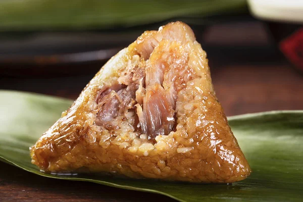 Nahaufnahme Eines Zongzi Eines Traditionellen Snacks Für Das Drachenbootfest Serviert — Stockfoto