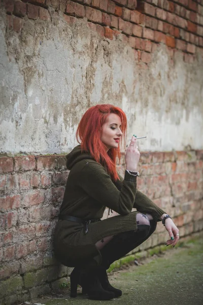 Uma Jovem Mulher Caucasiana Atraente Vestido Verde Fumando Posando Frente — Fotografia de Stock