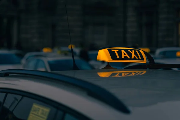 Крупный План Знака Такси Теплых Тонах Заката Боке Огнями Заднем — стоковое фото