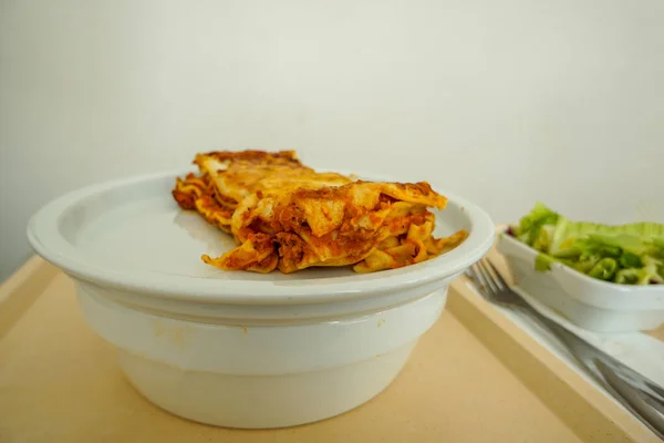 Porcja Pysznej Lasagne Kurczaka — Zdjęcie stockowe