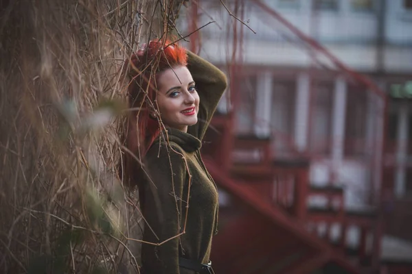 Attraktive Junge Kaukasische Frau Mit Roten Haaren Einem Grünen Kleid — Stockfoto