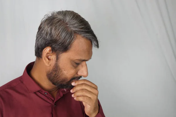 Een Indiase Man Bezorgd Wit Haar Haaruitval Probleem Jonge Leeftijd — Stockfoto