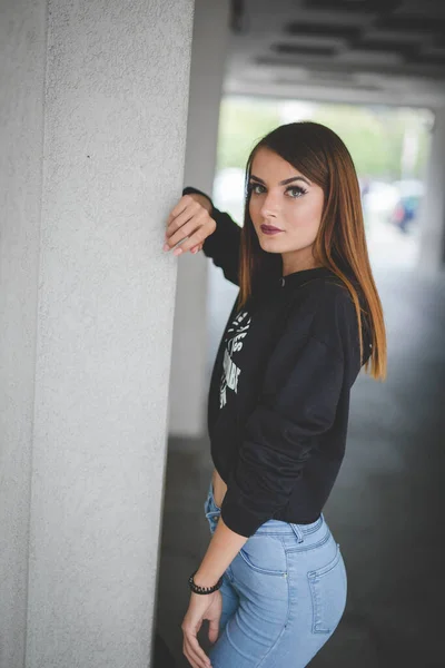 Una Atractiva Joven Caucásica Vistiendo Jeans Una Camisa Negra Con — Foto de Stock