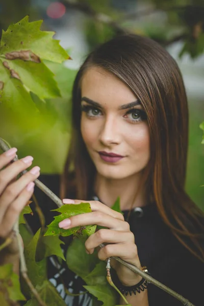 Eine Junge Brünette Kaukasierin Posiert Der Nähe Eines Baumes Mit — Stockfoto