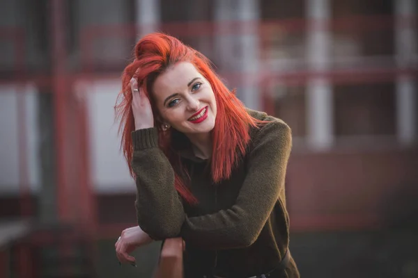 Een Portret Van Een Roodharige Jonge Glimlachende Vrouw — Stockfoto