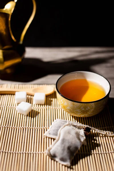 中国の伝統的な茶道のアレンジの垂直ショット — ストック写真