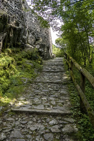 イタリアの中世の村 コルネッロ タッソの古い家の壮大な壁につながる美しい岩の歩道 — ストック写真
