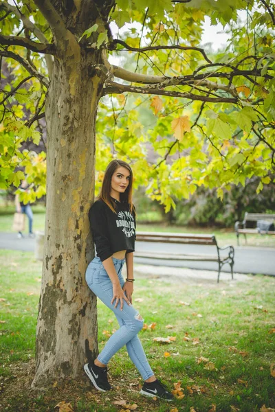 Ung Brunett Vit Kvinna Poserar Nära Ett Träd Med Gröna — Stockfoto