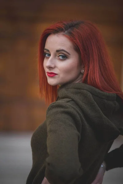 一个年轻貌美的白种人女子的画像 红头发 身穿绿色衣服 — 图库照片
