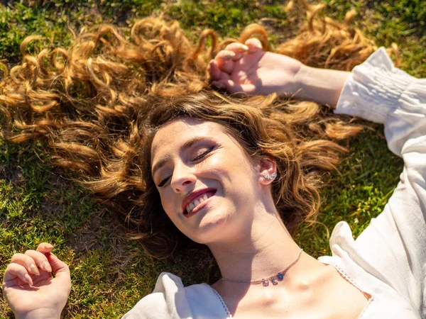 Молода Щаслива Іспанка Довгим Волоссям Траві Відпочиває Весняному Парку — стокове фото