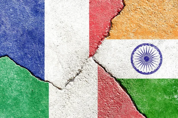 Концепція Політичного Конфлікту Франція Італія Індія Прапори Зламаному Фоні Стіни — стокове фото