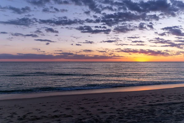 Захватывающий Пейзаж Заката Над Спокойным Морем Песчаным Пляжем — стоковое фото