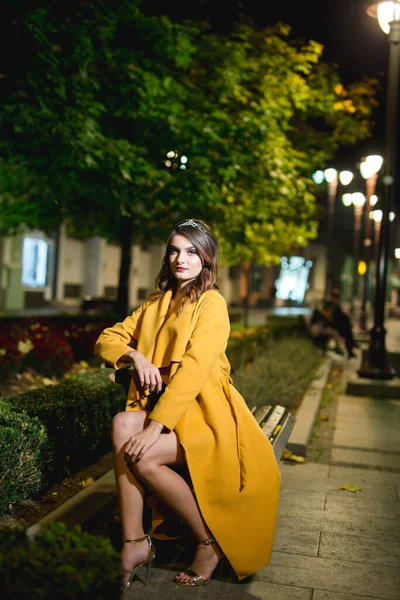Piękna Elegancka Biała Kobieta Czarnej Sukience Żółtym Płaszczu Pozująca Nocą — Zdjęcie stockowe