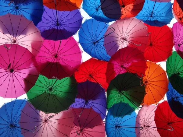 Ein Niedriger Winkel Aus Bunten Regenschirmen Bedeckt Die Straße — Stockfoto