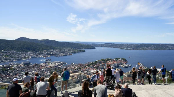Bergen Noruega Julio 2020 Muchos Turistas Están Admirando Vista Del —  Fotos de Stock