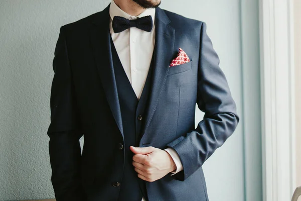 Man Dressed Classy Suit Bowtie Posing Front Bright Wall Face — Stock Photo, Image