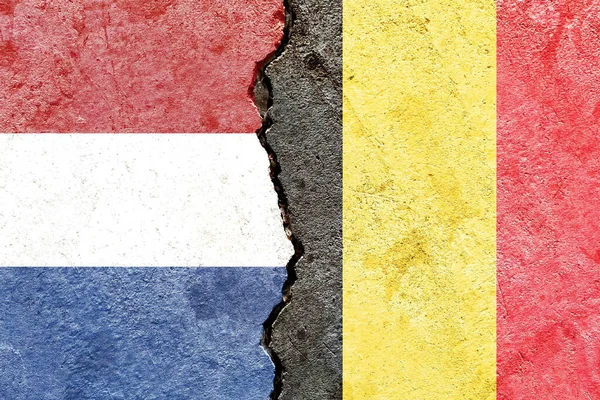 破墙上的荷兰和比利时国旗 国际政治关系或冲突 — 图库照片