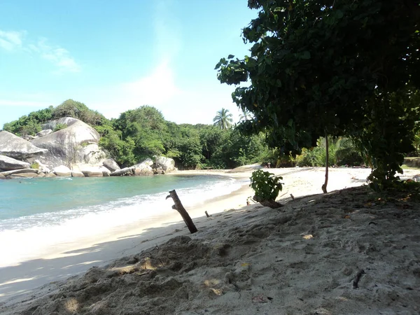 Uma Bela Manhã Ensolarada Uma Praia Areia Parque Nacional Tayrona — Fotografia de Stock