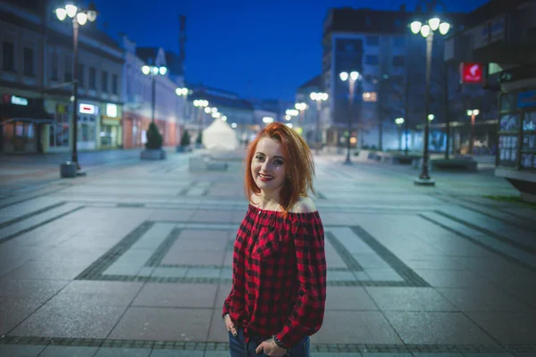 Een Blanke Vrouw Spijkerbroek Een Rood Shirt Lopend Straat Met — Stockfoto