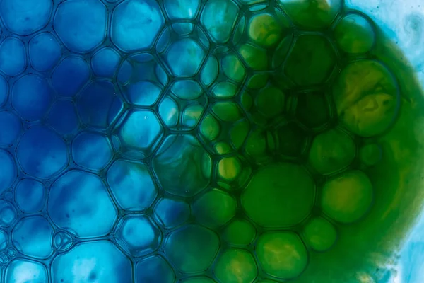 蓝色和绿色的肥皂泡的宏观照片 — 图库照片