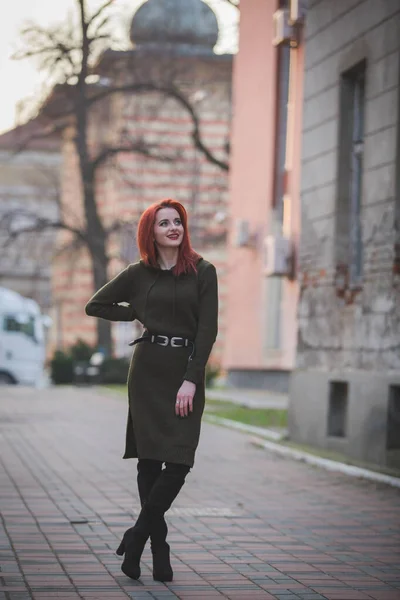 Eine Attraktive Junge Kaukasische Frau Mit Roten Haaren Einem Grünen — Stockfoto