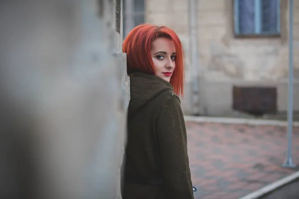 Een Roodharige Jonge Vrouw Een Prachtige Winterjurk Poseren Leunend Een — Stockfoto