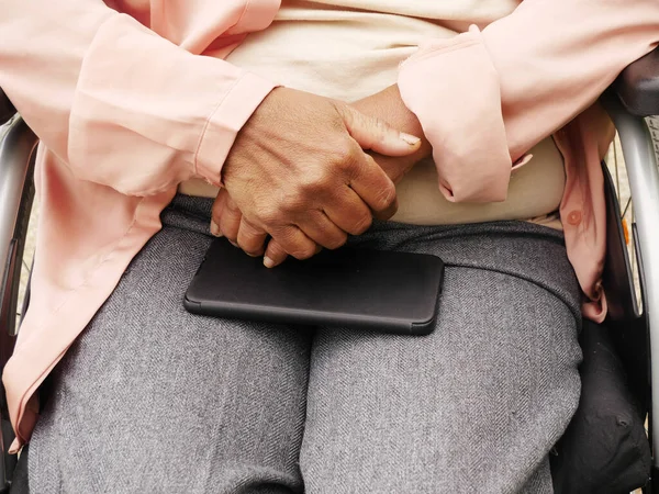 Een Close Van Handen Van Een Oudere Vrouw Kruiste Haar — Stockfoto