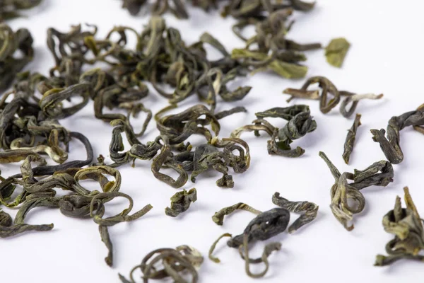 Zbliżenie Suszonych Liści Zielonej Herbaty Biluochun Białej Powierzchni — Zdjęcie stockowe