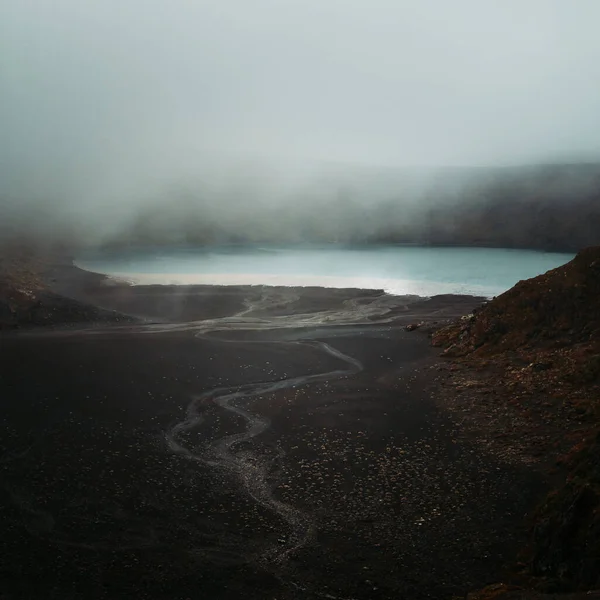 Beau Cliché Petit Lac Entouré Collines Rocheuses Couvertes Brouillard — Photo