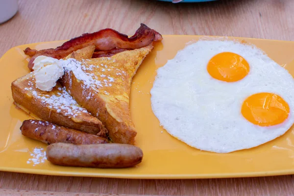 Typisk Amerikansk Frukost Med Två Stekta Ägg Pannkakor Bacon Korv — Stockfoto