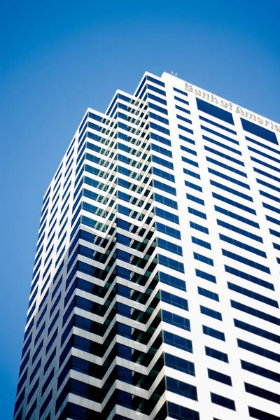 과푸른 현대식 사무실 건물의 — 스톡 사진