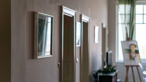 Beautiful Apartment Interior Easel Blurry Background — Stock Photo, Image