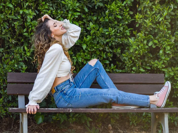 Una Sexy Joven Española Con Una Blusa Blanca Jeans Posando —  Fotos de Stock