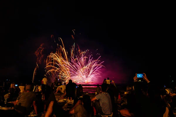 Grupo Turistas Disfrutando Los Fuegos Artificiales Que Iluminan Cielo Con —  Fotos de Stock