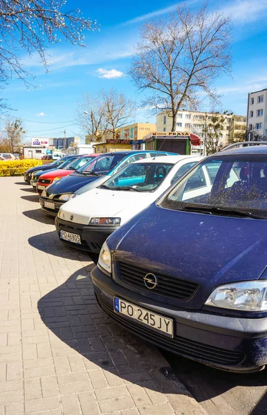 Poznan Polsko Června 2016 Řada Zaparkovaných Aut Chodníku Slunečného Dne — Stock fotografie