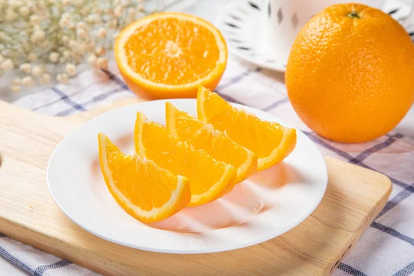 Eine Nahaufnahme Geschnittener Orangen Auf Einem Teller Auf Einem Holzbrett — Stockfoto