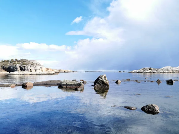 Μια Μαγευτική Θέα Της Ranvika Νορβηγία Γαλανά Ήρεμα Νερά Που — Φωτογραφία Αρχείου