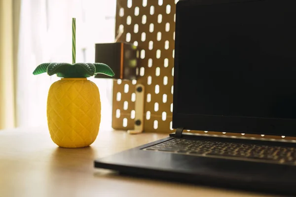 Närbild Bild Ananas Vattenflaska Och Öppen Bärbar Dator — Stockfoto