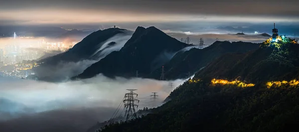 Una Vista Ipnotizzante Delle Cime Delle Montagne Ricoperte Nuvole Sullo — Foto Stock