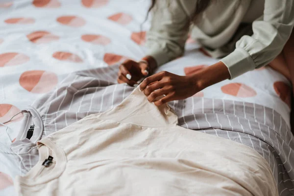 Een Jonge Afrikaanse Vrouw Vouwt Haar Shirts Terwijl Haar Bed — Stockfoto