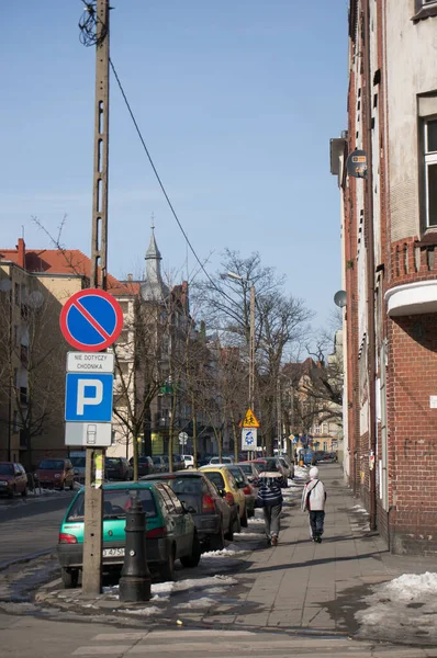 Poznan Polska Marca 2013 Mała Uliczka Chodzącymi Dziećmi Słoneczne Dni — Zdjęcie stockowe