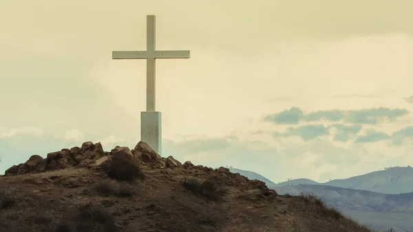 加利福尼亚西米谷的一座山上的十字的日落照片 — 图库照片