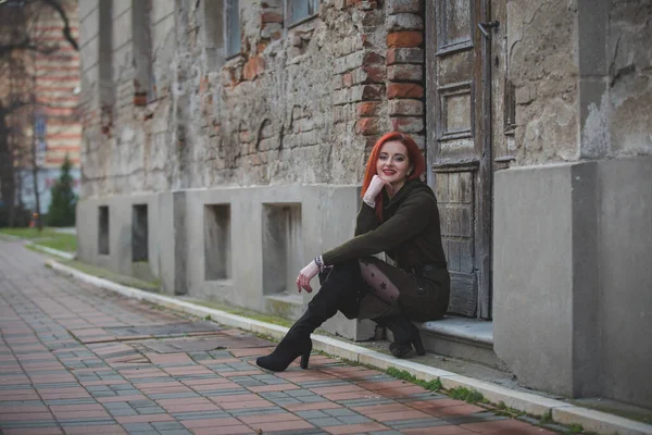 Eine Attraktive Junge Kaukasische Frau Mit Roten Haaren Einem Grünen — Stockfoto