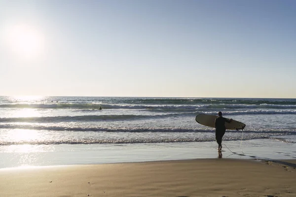 Uma Bela Foto Surfista Praia Dia Ensolarado — Fotografia de Stock