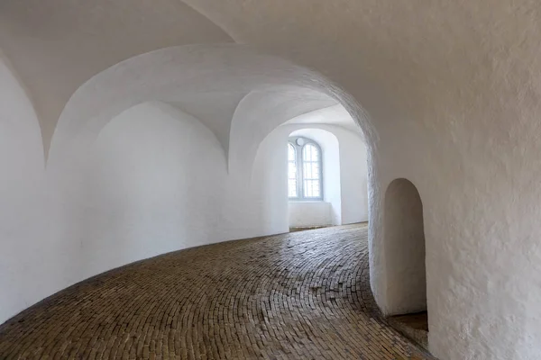 Edifício Medieval Envelhecido Com Vela Branca Paredes Piso Tijolo Estreito — Fotografia de Stock