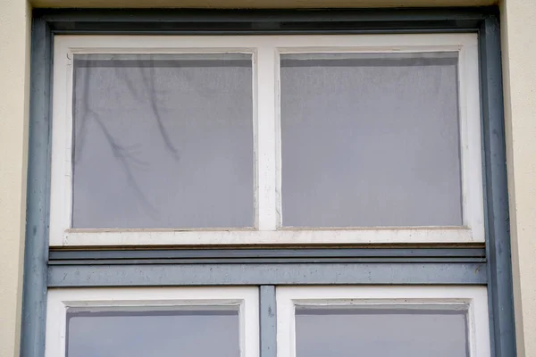 Zbliżenie Ujęcie Starego Szklanego Okna Drewnianą Ramą — Zdjęcie stockowe