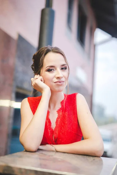 Uma Jovem Mulher Branca Bonita Vestido Vermelho Posando Enquanto Inclina — Fotografia de Stock