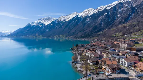 Ландшафт Озера Окружении Скалистых Холмов Зданий Бриенце Швейцария — стоковое фото